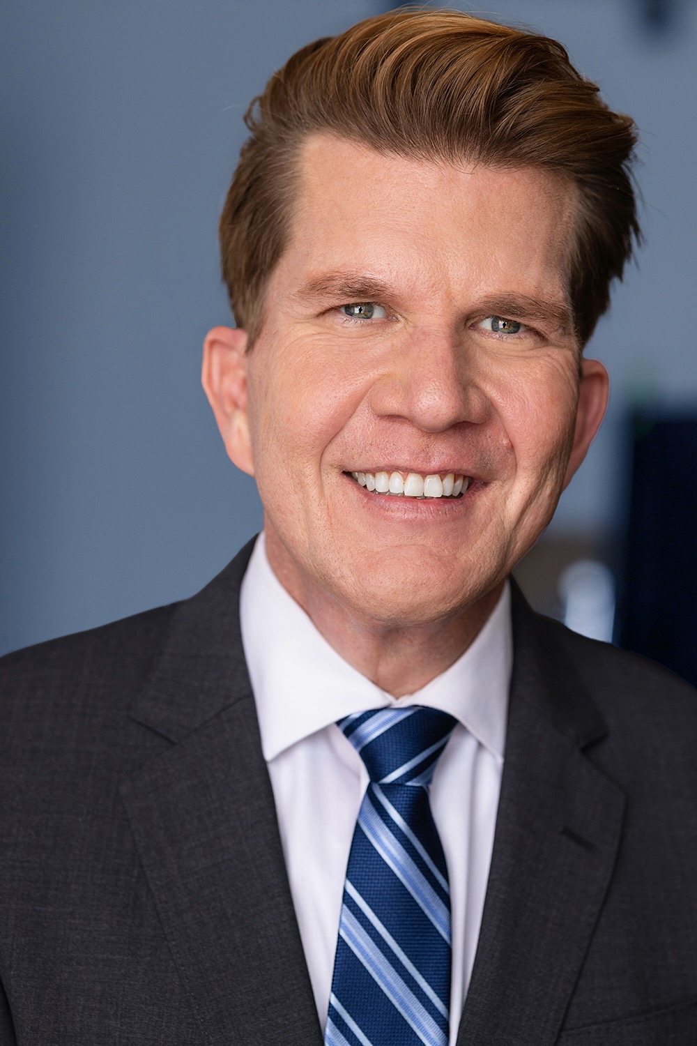 Jonas Åsberg commercial headshot with warm smile.